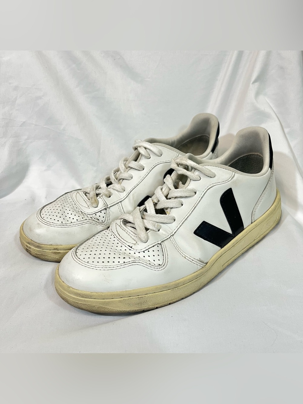 Veja Women’s V10 Leather Sneaker Made In Brazil Size 7 Black White